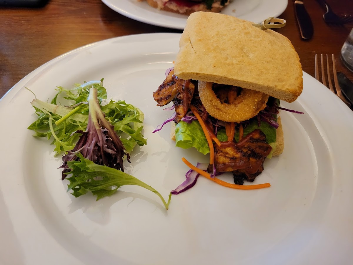 Barbie-que

House SANDWICH bread,grilled bbq oyster mushrooms, cabbage & carrots, crusted onion, lettuce, dill mayo
(Gluten free option ordered)