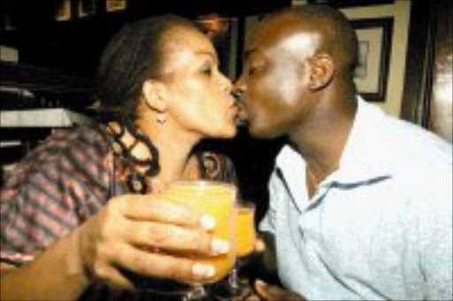 SEALED: Deborah Fraser kisses her new hubby Socky Okeke. Pic. Mohau Mofokeng. 18/02/08. © Sowetan.