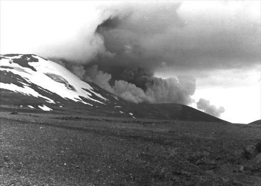 The eruption of Hekla en:August 17 en:1980 at approximately 13:40. It was taken from a position 4 km to the northeast of the volcano which had been erupting for about 10 minutes when the photograph was taken. The lighter steam in the middle distance marks the meltwater path jökulhlaup of the summit glacier that had just melted and literally cartwheeled down the mountain. The noise of the eruption was akin to a jet engine roaring at this point.