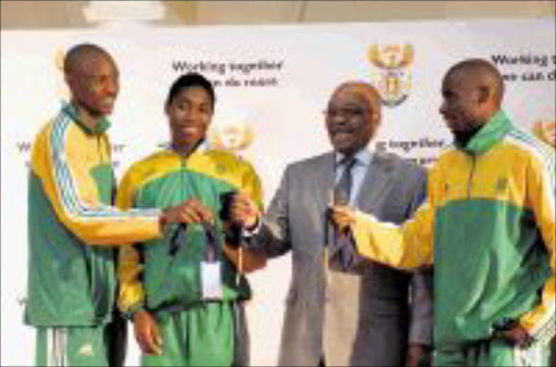 ACHIEVERS: Khotso Mokoena, Caster Semenya and Mbulaeni Mulaudzi with President Jacob Zuma. PIc. Peggy Nkomo. 25/08/2009. © Sowetan.