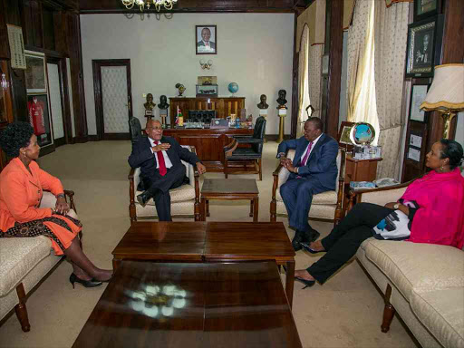 South African President Jacob Zuma and his Kenyan counterpart Uhuru Kenyatta talk at State House, Nairobi. ey are with South Africa’s International Relations and Cooperation minister Maite Nkoana- Mashabane (L) and Kenya’s Foreign Aff airs Cabinet Secretary Amina Mohamed /PSCU