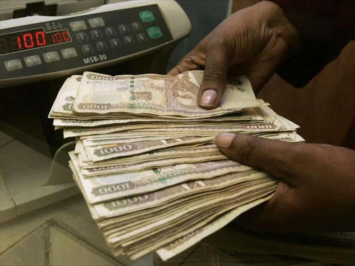 A currency dealer counts Kenya shillings at a money exchange counter in Nairobi October 23, 2008. /REUTERS