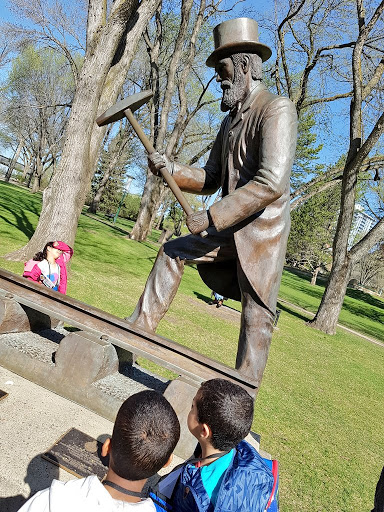   Evansdale class exploring @LegAssemblyofAB grounds and learning to @readtheplaque! Submitted by @CityHallSchool