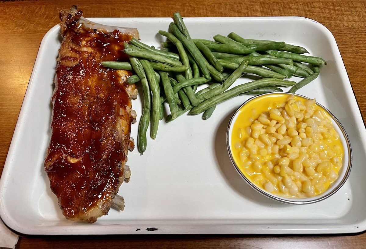 Baby back ribs, cheesy creamed corn, green beans.