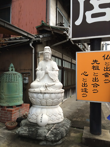 仏壇店の仏像