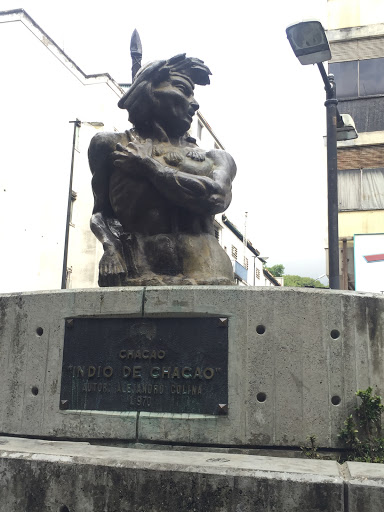 Estatua de medio cuerpo del Indio De Chacao