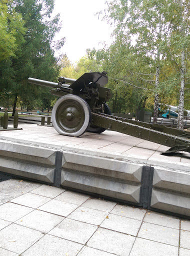 Soviet 122 mm howitzer (M-30).