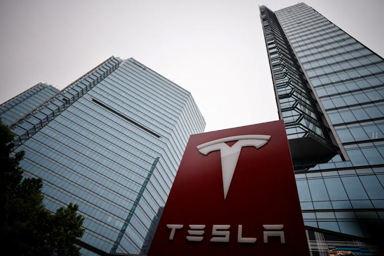 A Tesla logo is seen outside a showroom of the carmaker in Beijing, China May 31, 2023. REUTERS/THOMAS PETER/FILE PHOTO