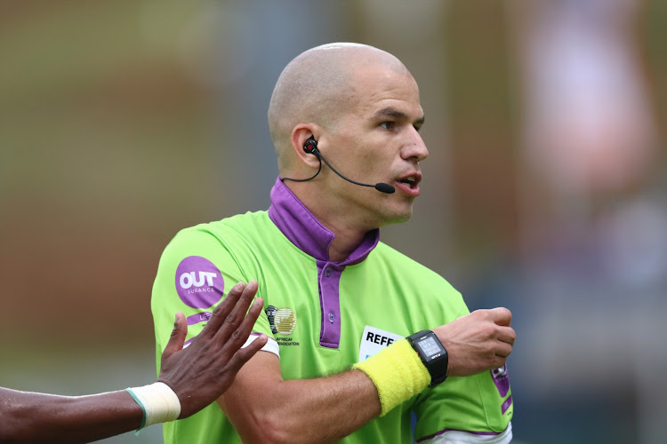 Referee Victor Gomes.