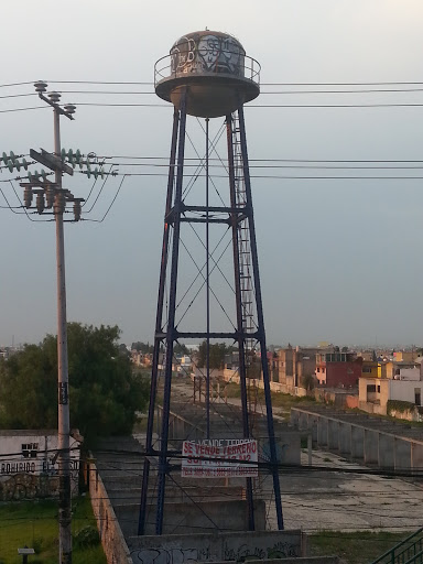 Torre de agua frente a Plaza Coacalco