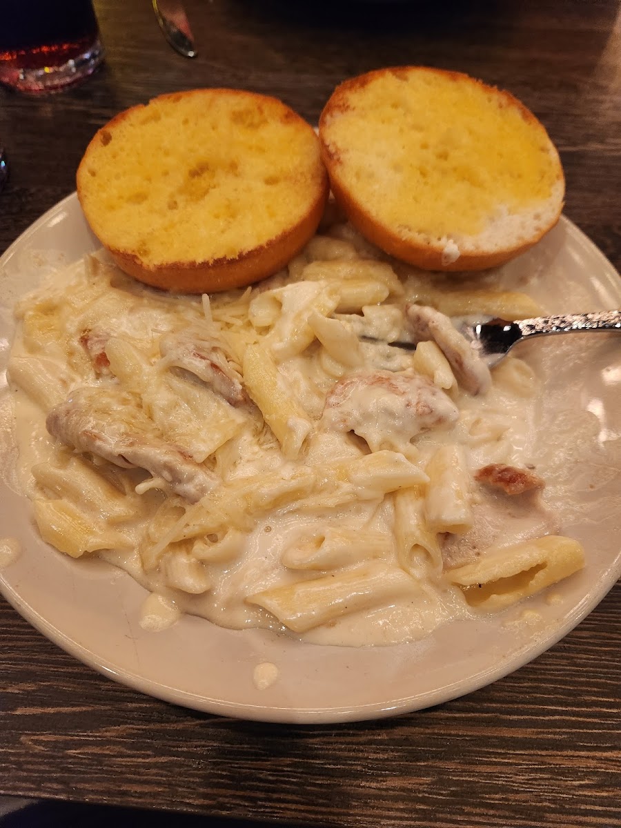 Alfredo, grilled chicken and garlic bun