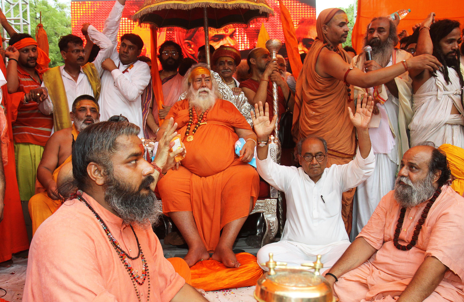 Did Congress's sadhu politics force VHP and RSS to shelve their temple agitation plan?