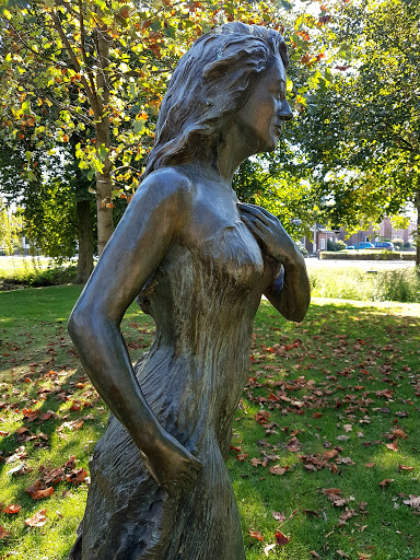 Statue of Sylvia Millecam crea