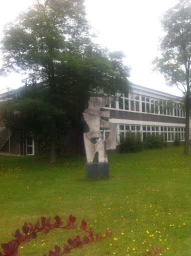 Statue an der Grundschule
