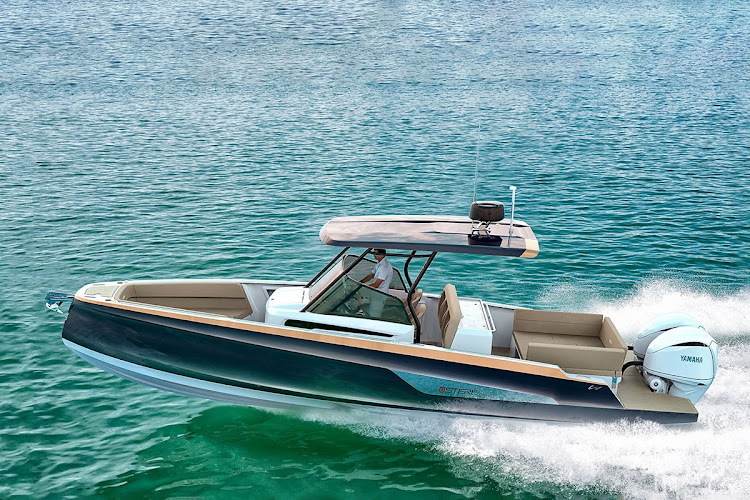 The Sterke 31 Wetbar blends performance with the ability to party on the water.