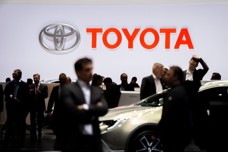 Toyota trumped VW in vehicle sales last year, regaining pole position as the world's top selling car maker for the first time in five years.