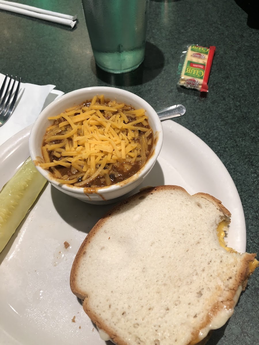 Good food, although I ordered a gluten free grilled cheese, and it was barely toasted. This chili was good though. However, my plate came with gluten crackers, so there’s that. But, I didn’t get sick