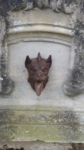 Vieille Fontaine À Tête De Dragon