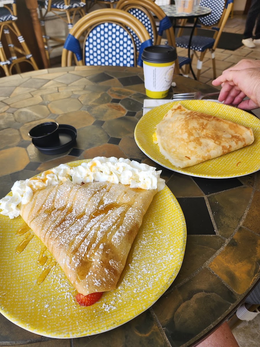 GF  Strawberry kiwi w/ honey crepe