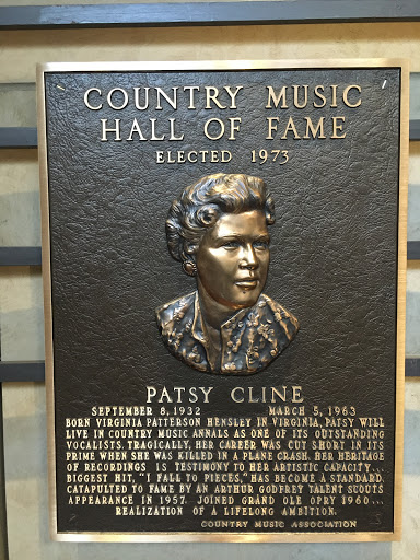 COUNTRY MUSIC HALL OF FAME Elected 1973 PATSY CLINE September 8, 1932 – March 5, 1963 BORN VIRGINIA PATTERSON HENSLEY IN VIRGINIA, PATSY WILL LIVE IN COUNTRY MUSIC ANNALS AS ONE OF ITS OUTSTANDING...