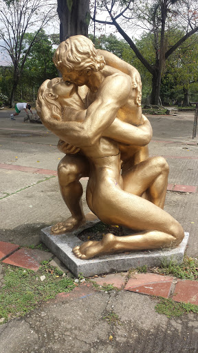 U de A - Escultura Beso