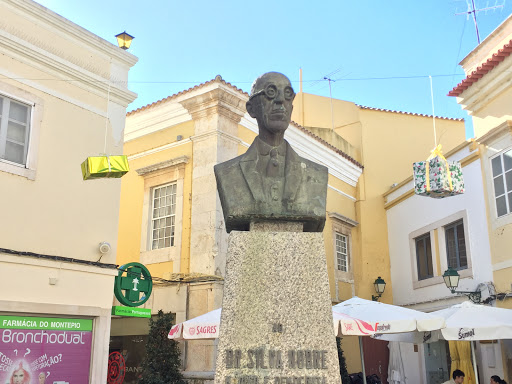 Statue in Faro, April 2010