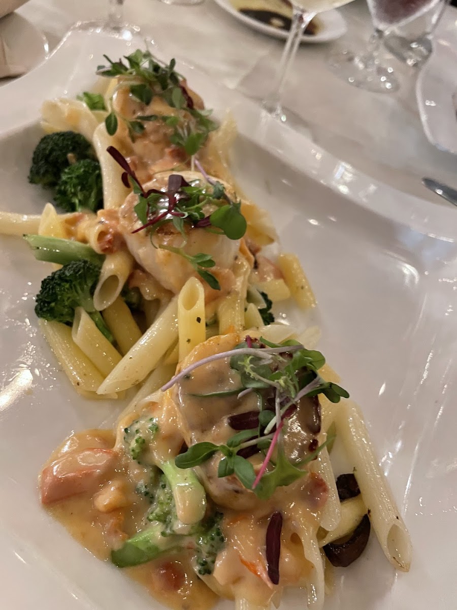 Scallops with Gluten Free pasta and broccoli
