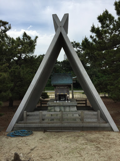 三角屋根に守られた祠