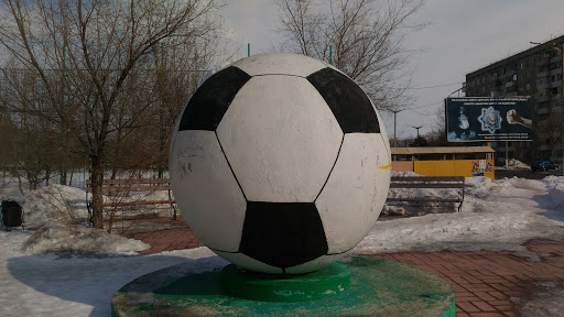 Памятник Футбольному Мячу