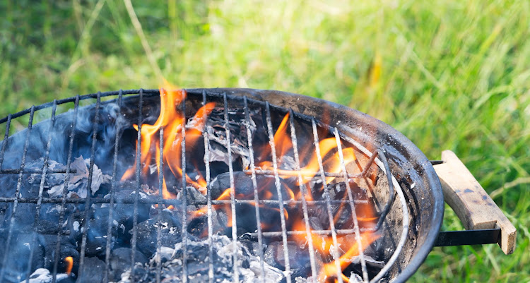If you use water to clean your braai grid, remember to dry it well afterwards so it doesn't rust. You can rub it with a little cooking oil to help prevent this from happening.