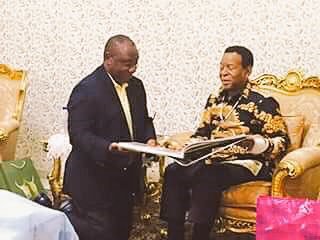 President Cyril Ramaphosa kneeling in front Zulu King Goodwill Zwelithini.
