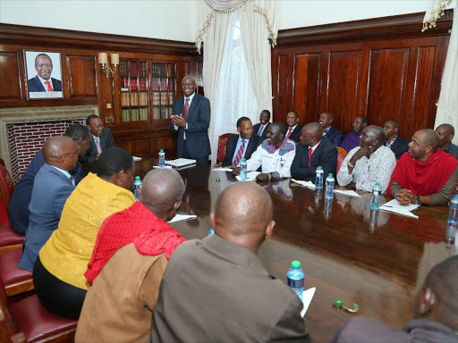 President Uhuru Kenyatta holds a meeting with Maasai Leaders when they called on him at State House, Nairobi. Addressing the meeting is Cabinet Secretary Charles Keter / PSCU