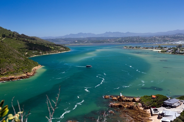 Tourists alerted authorities after spotting a body in the water at the Knysna lagoon.