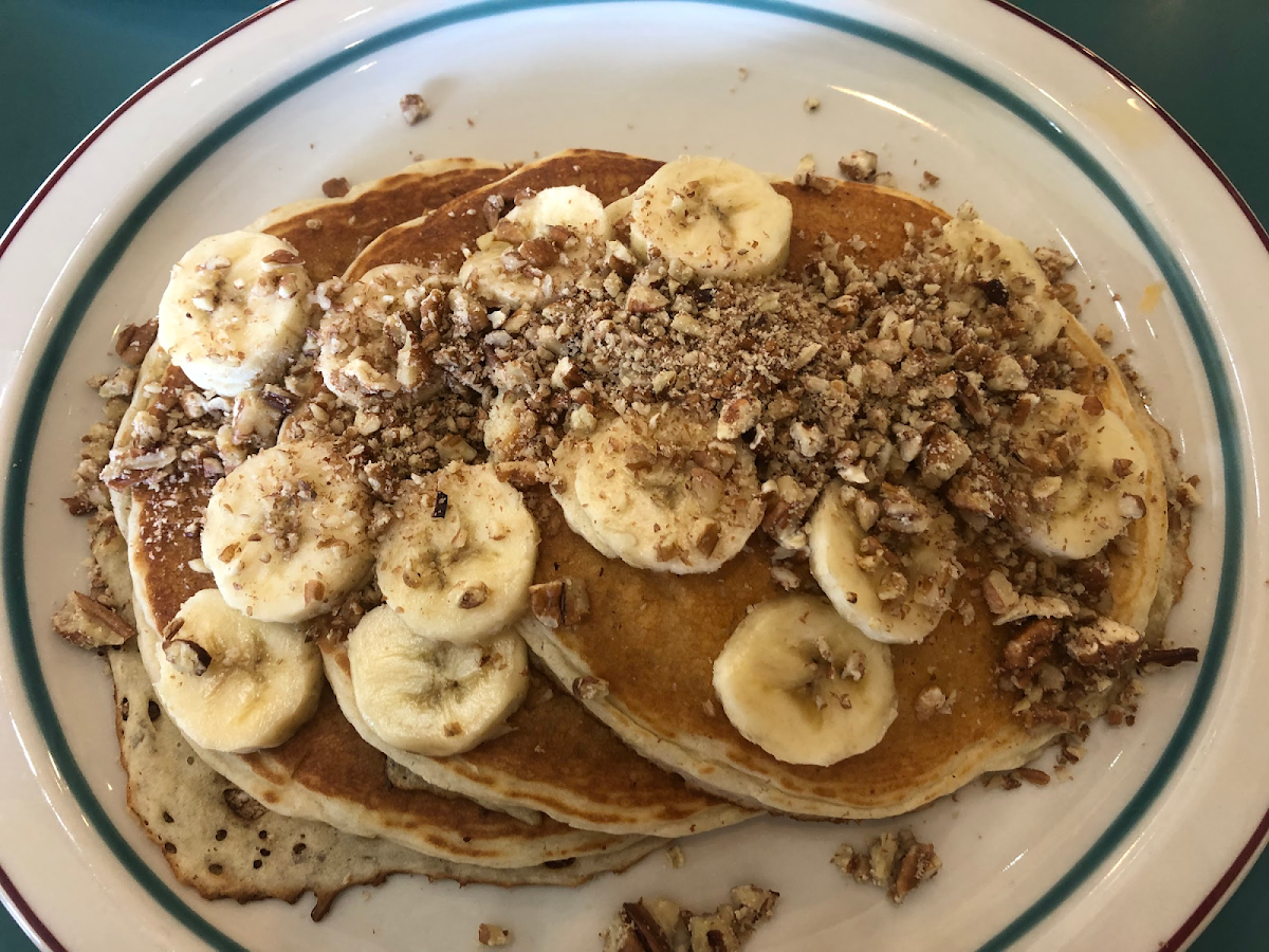 GF Pancakes with bananas and pecans