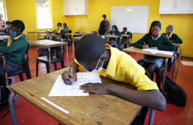Teaching got underway for Grade 7s and 12's at some Western Cape schools on Monday.