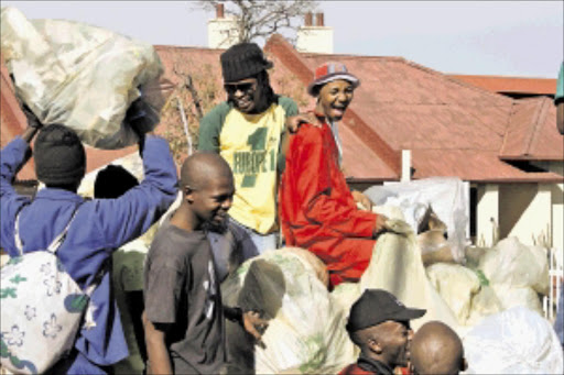 07/06/2009 Youth of Gauteng came out in numbers during cleaning of the city yesterday in Newtown. PHOTO:SECHABA NHLAPO