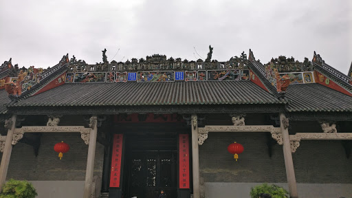 The Statues on the Roof