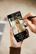 The Samsung Galaxy S22 Ultra's S Pen gives you the ability to create and explore apps differently.