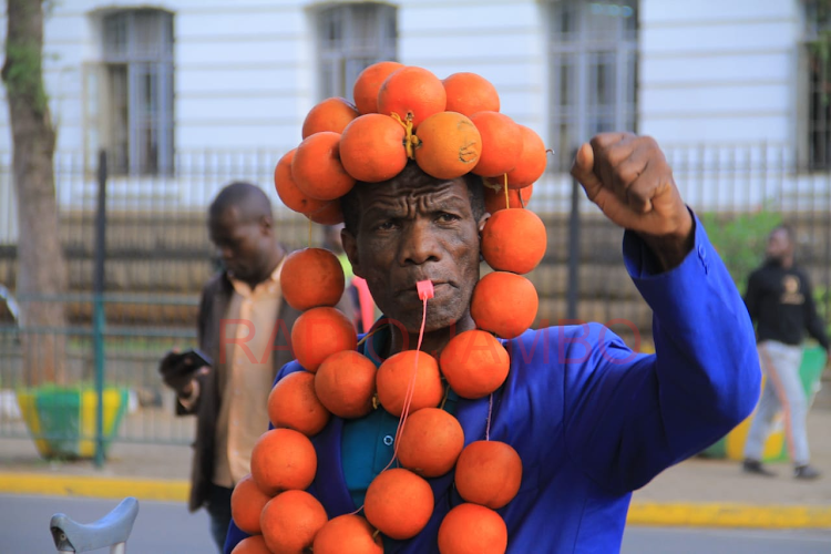 wakusanyika nje ya KICC kabla ya maandamano yaliyoandaliwa na kiongozi wa Azimio la Umoja, Raila Odinga, mnamo Machi 20, 2023.