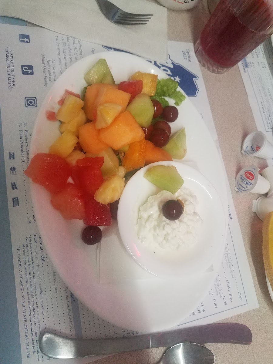 Fruit with cottage cheese