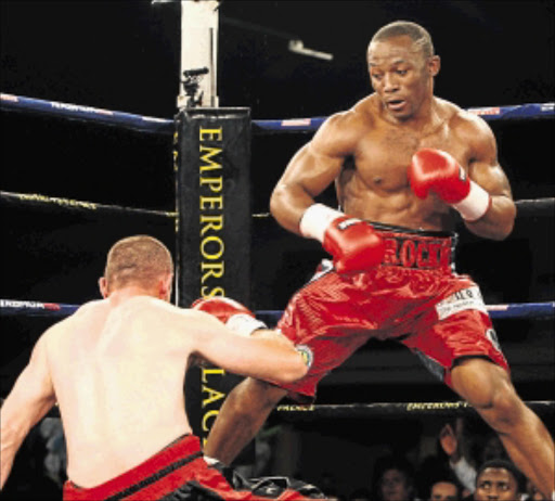 ROCK-SOLID: Thabiso Mchunu defeats Daniel Venter during their ABU cruiserweight title fight at Emperors Palace in Ekurhuleni PHOTO: ANTONIO mUCHAVE
