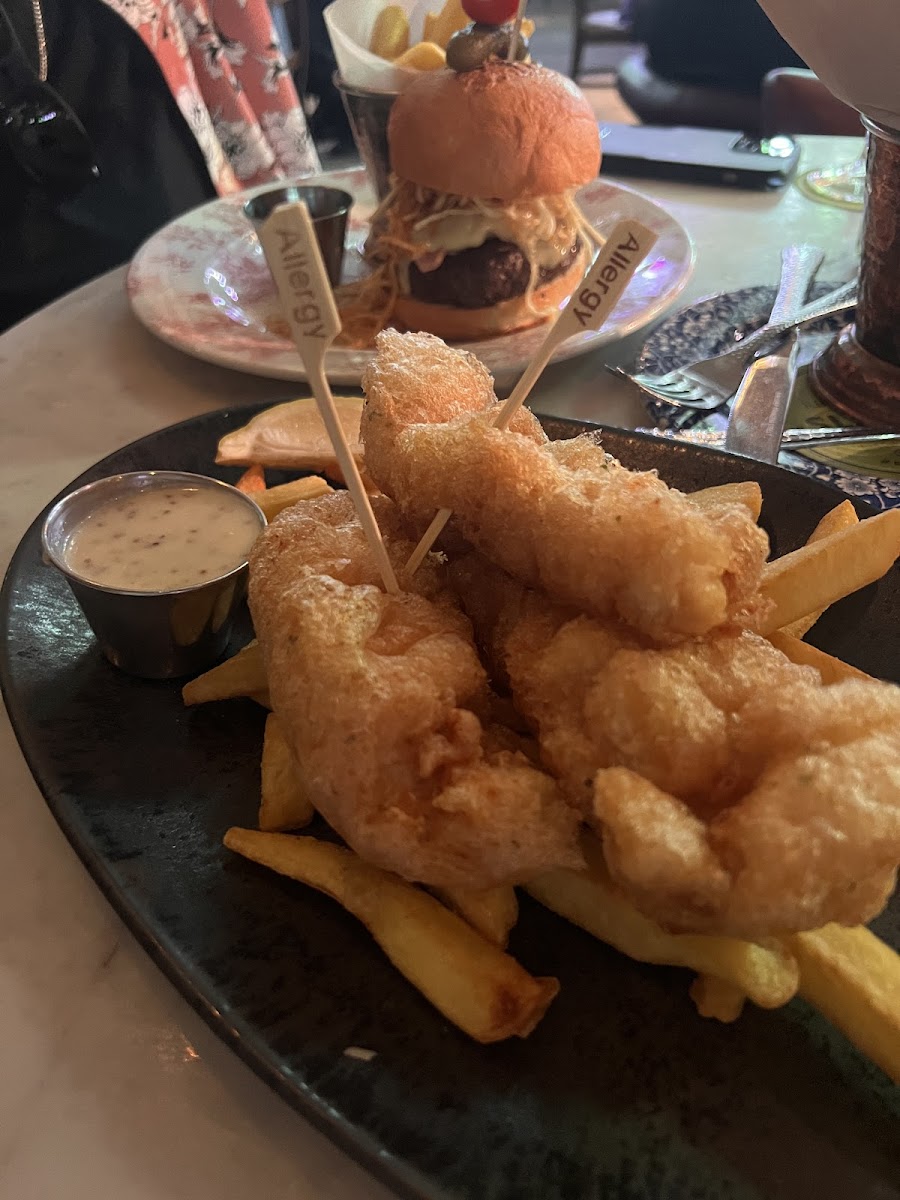 Chicken tenders and chips with honey mustard