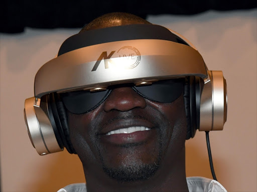 Musician Akon tries out a Royole Moon 3-D virtual mobile theatre in Las Vegas.