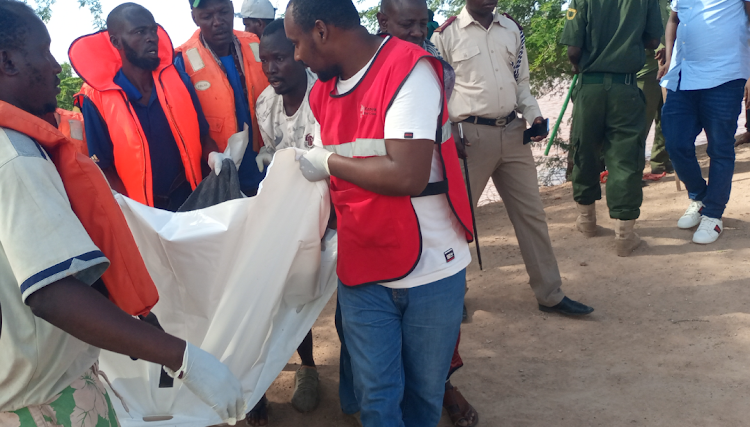 Rescue team from Red Cross carrying a body retrieved from the flood waters at Kona Punda along the Garissa Madogo road.