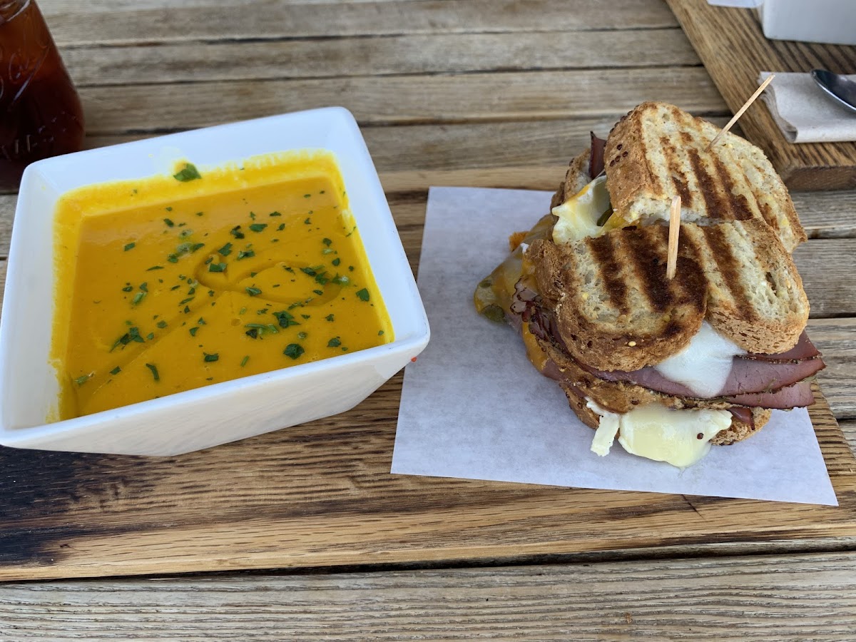 Roast Beef + Jalapeño triple cheese and curried coconut carrot soup. Yum!