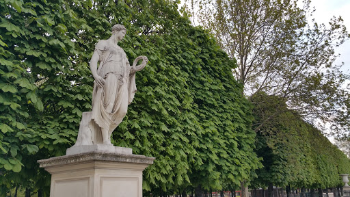 Statue Wreath Tuileries - Paris