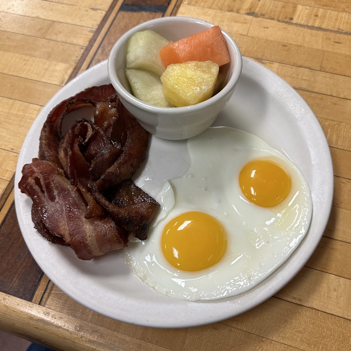 Eggs and bacon with fruit substituted for hashbrowns (March2023)