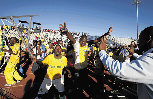 Unruly Mamelodi Sundowns supporters invade the pitch at Dobsonville, Soweto, after Moroka Swallows beat their team 2-0 Picture: SYDNEY SESHIBEDI
