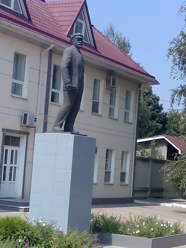 Памятник Ленину возле сах. Завода 