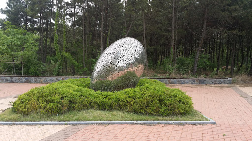 Egg Sculpture 